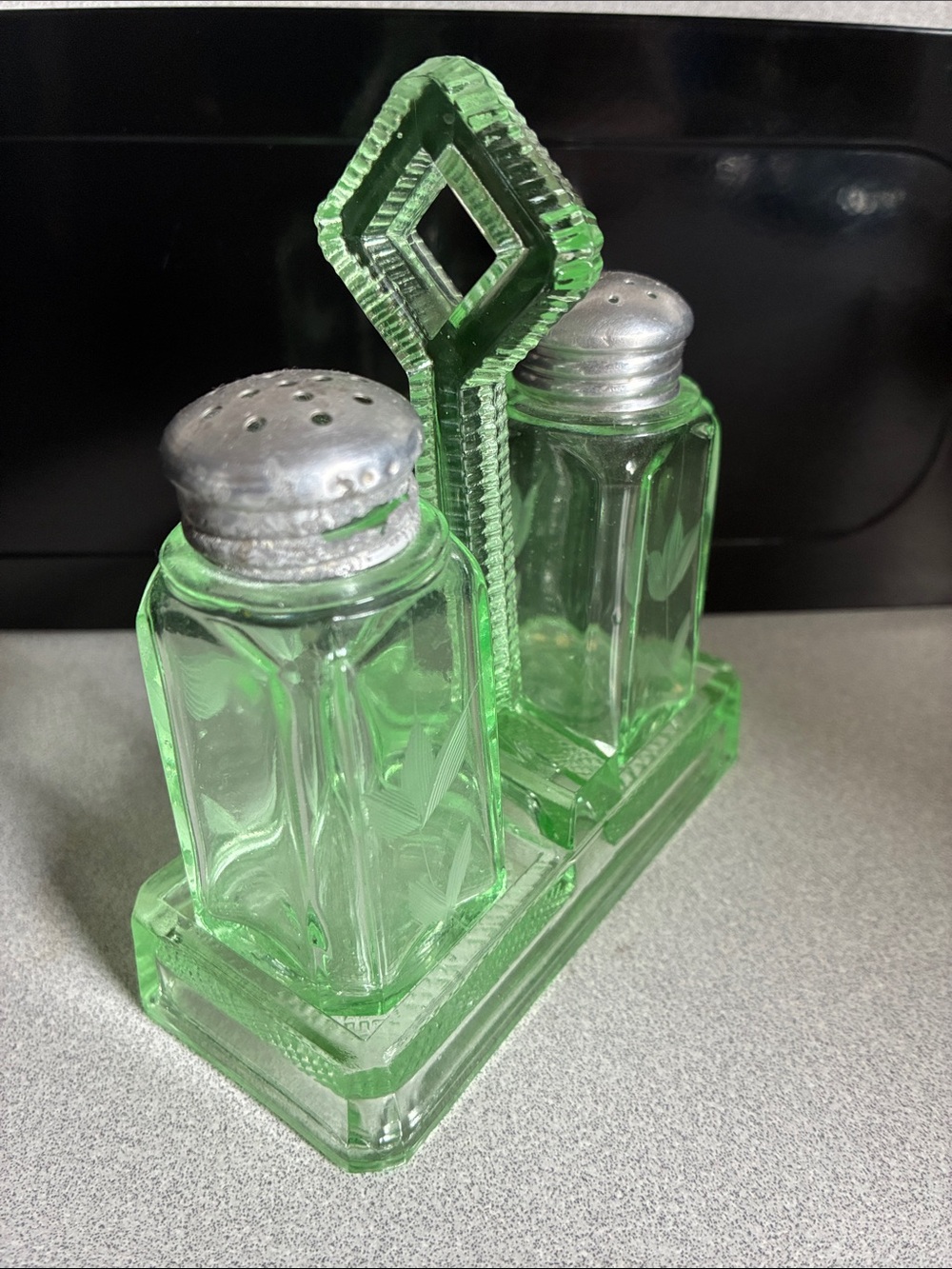 Green Uranium Glass Salt and Pepper Shaker Set with Caddy-depression antique - Picture 2 of 6